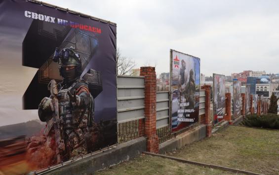 В Курске напротив бизнес-центра "Континент" установили 12 патриотических баннеров