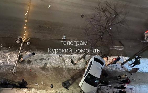 В Курске на Ленина водитель сбил столб и выехал на тротуар