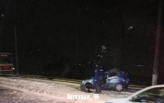 В Курске погиб пассажир автомобиля, который въехал в опору контактной сети трамвая