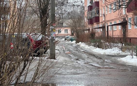 В Курске продолжают уборку дорог и тротуаров