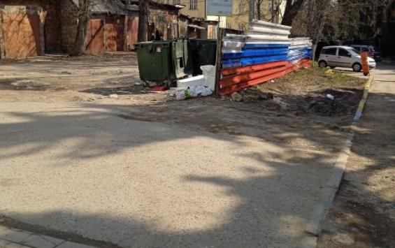 В центре Курска забор у мусорных баков раскрасили флагом России
