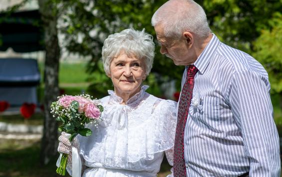 В курском пансионате зарегистрировали брак 69-летний жених и 84-летняя невеста