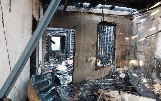 В Курске сгорел дом на 1-й Пушкарной