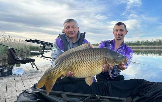 Рыбаки из Курска поймали карпа на 13,6 кг на соревнованиях в Краснодарском крае