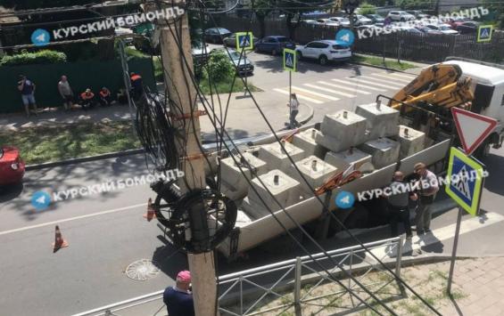 В Курске грузовик провалился под асфальт на улице Димитрова