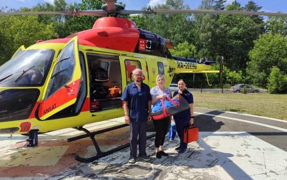 Врачи областного перинатального центра и Курской ОМКБ на вертолёте санавиации эвакуировали новорождённую девочку в Калугу