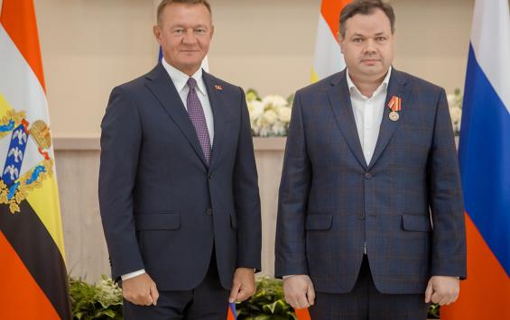 Губернатор Курской области вручил медицинским работникам памятные медали