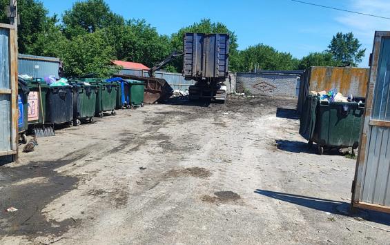 В Курске убрали мусор на контейнерной площадке после многочисленных жалоб