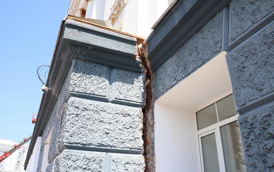 Во время ремонта Дома Советов специалисты обнаружили трещину и разрушения фасада