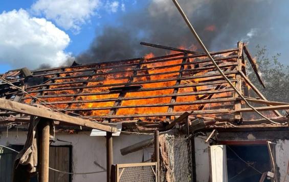 После обстрела ВСУ в Судже Курской области загорелся дом