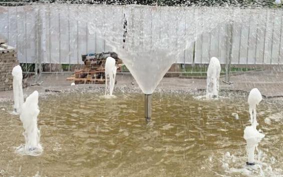 В Курске подрядчик из Москвы завершил ремонт фонтана на улице Ленина