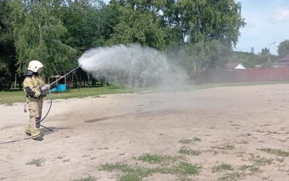 В Курске огнеборцы провели комплексное занятие для детей, отдыхающих в оздоровительном лагере «Соловушка»