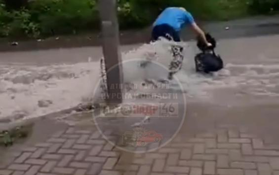 В Курске мужчину сбило с ног потоком воды на улице Никитской