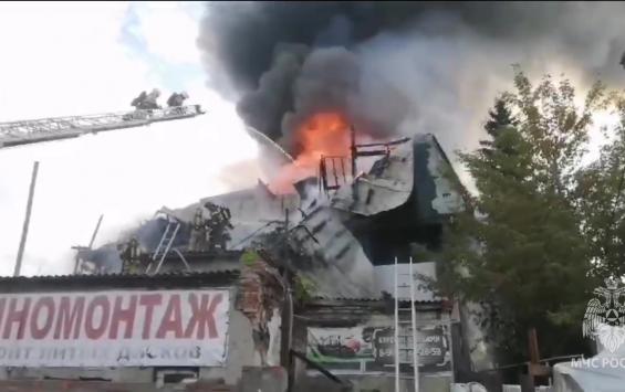 В Курске горит здание на улице 3-я Кожевенная