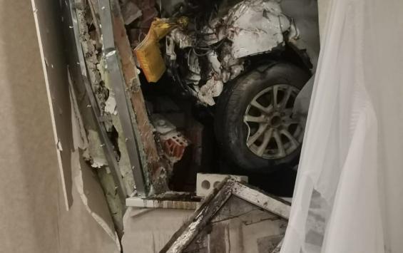 Автомобиль марки "Lada Granta" влетел в частный дом на Магистральном проезде