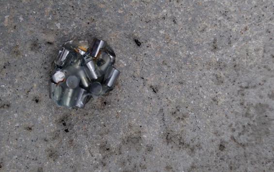 На территории маслодельного комбината в Судже сапёры обезвреживают кассетный боеприпас ВСУ
