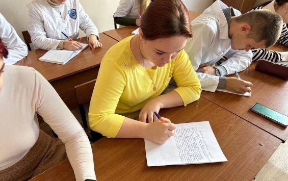Студенты курского университета пишут письма военнослужащим в зону СВО