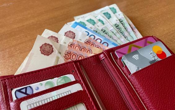 В Курске пенсионерка украла кошелек с наличностью в 17 тысяч рублей
