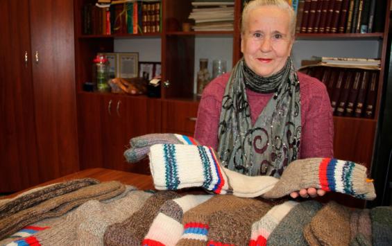 Пенсионерка из Курской области связала носки для бойцов СВО