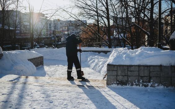 В первый день зимы убирать улицы города будут 65 дорожных рабочих и 63 единицы техники