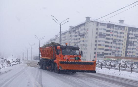 В Курске дорожные службы продолжают убирать снег