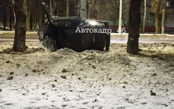 В Курске на Дружбе автомобиль ВАЗ опрокинулся на столб