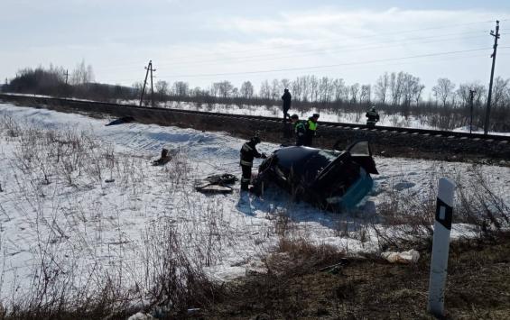 В Курской области водитель погиб при столкновении с локомотивом