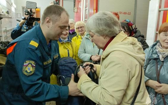 В Курске пенсионерам провели экскурсию по пожарному депо