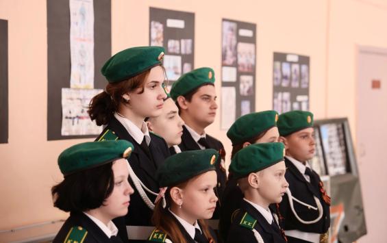 В Курске в школе №47 открыли выставку в честь СВО