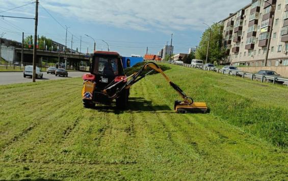 В Курске продолжаются работы по очистке города