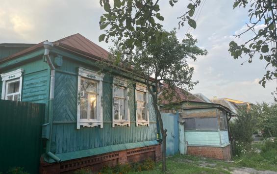 В Курской области обиженная женщина сломала соседу забор