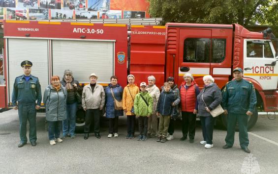 В Курске пенсионеры посетили пожарную часть
