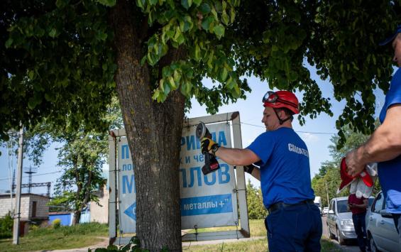 В Курске проводят работы по уборке рекламных конструкций