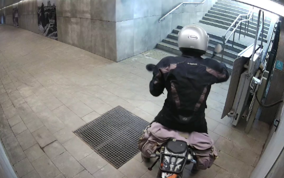 В Курске мужчина повредил мотоциклом керамическую плитку в подземном переходе