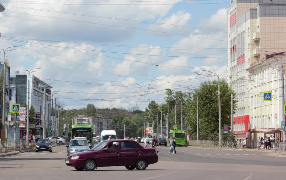 В центре Курска иномарка столкнулась с Волгабусом