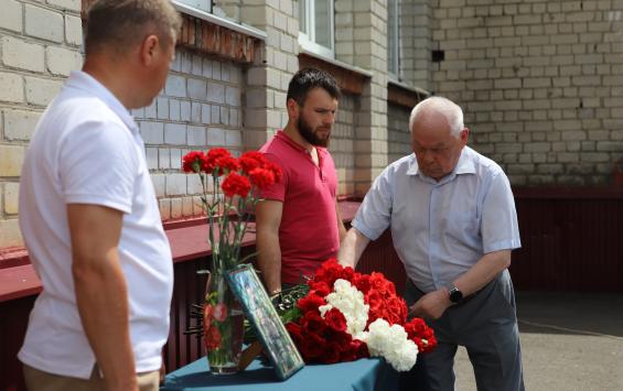 В Курске увековечили память погибшего на СВО выпускника