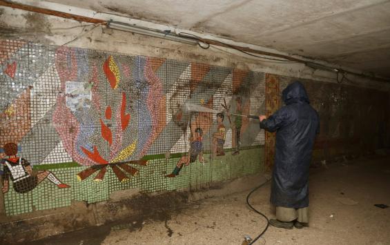 Специалисты моют настенную мозаику на Черняховского