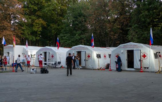 В Курске на улице Радищева выдают гуманитарную помощь