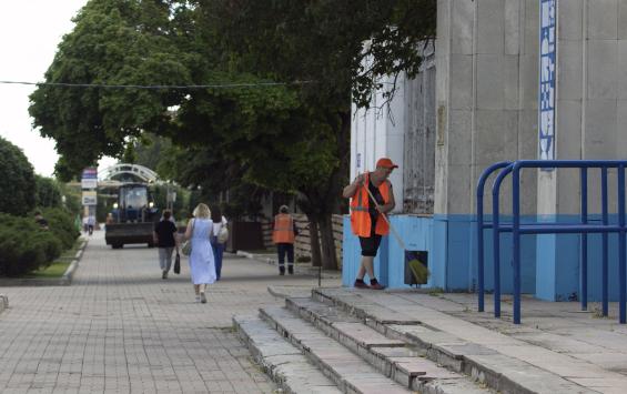 В Курске рабочие продолжают уборку городских улиц