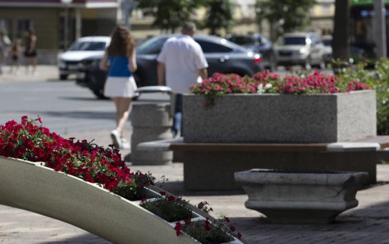 В курских скверах и парках уборкой занимаются 27 рабочих