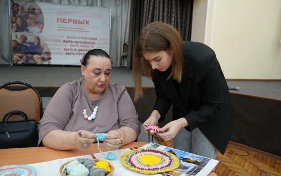 Студенты колледжа КГУ связали «Бабушкин коврик»