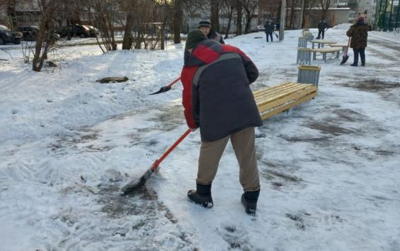 В Курске 17 декабря 50 специалистов борются со снегом и гололёдом