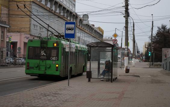 В Курске ДТП на Радищева мешает проезду троллейбусов