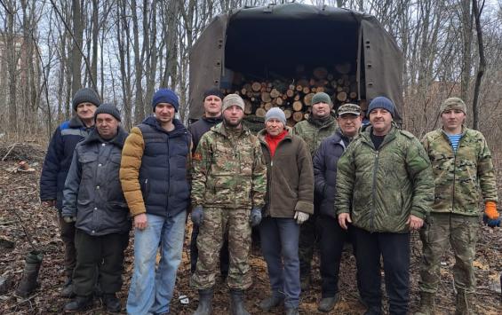 Куряне отправили военнослужащим 23 кубометра дров