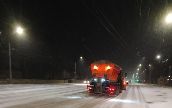 В Курске ночью снег убирали 19 рабочих и 56 единиц техники