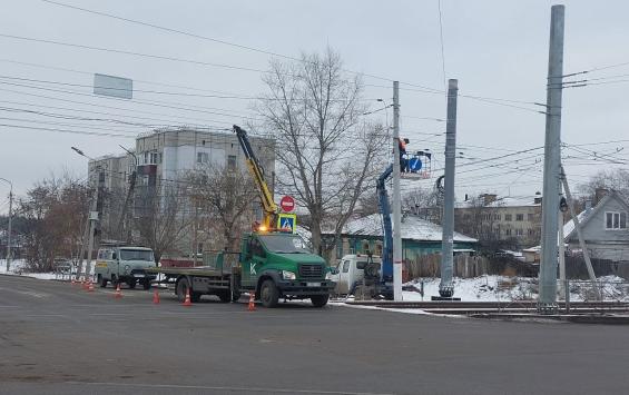 В Курске специалисты ремонтируют светофор на Октябрьской