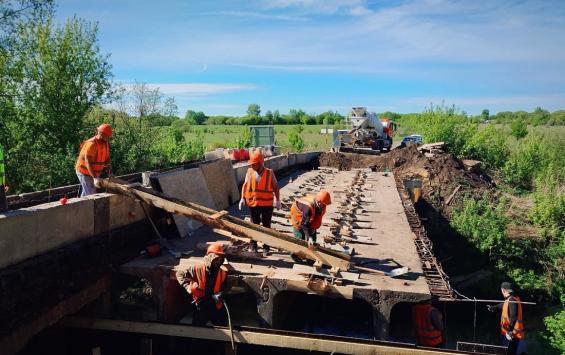 В Черемисиновском районе ремонтируют мост через реку Косоржа по нацпроекту