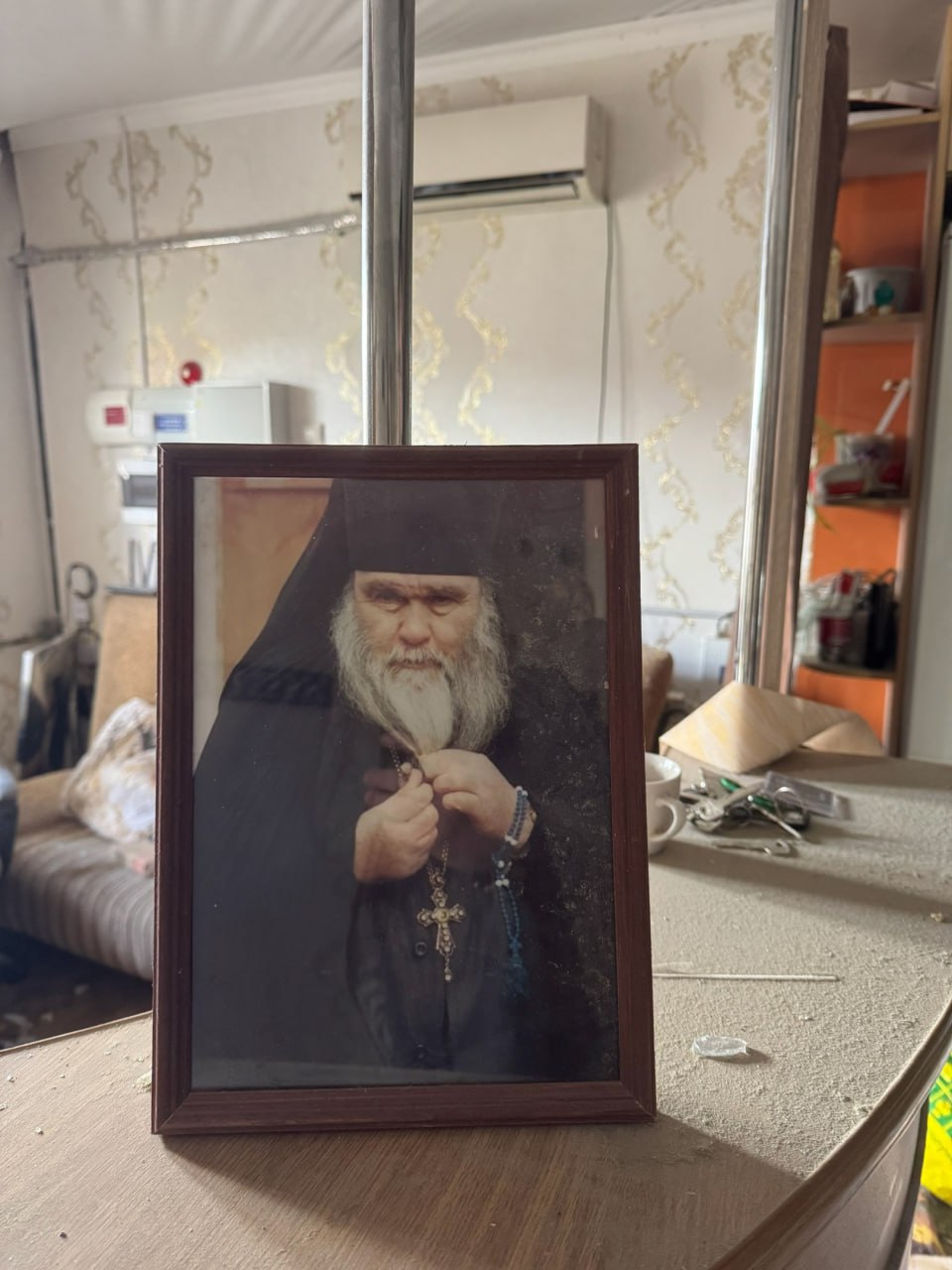 Под Курском портрет священника уцелел после удара HIMARS — в Рыльске говорят о чуде