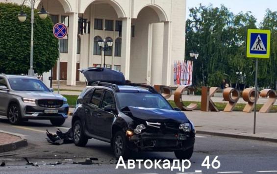 В центре Курска иномарка столкнулась с «Волгабасом»