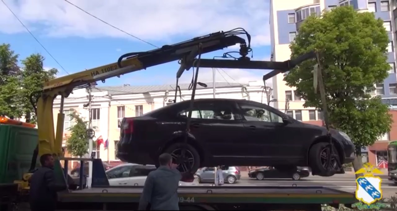 В Курске начали штрафовать за парковку на тротуаре улицы Ленина